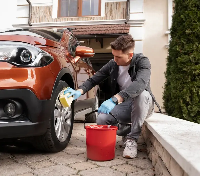 Lavage auto à domicile Écueil : professionnel intervenant sur un véhicule